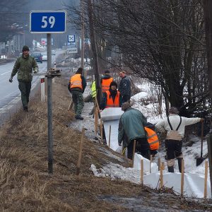 Cesta I/59. Tabuľa označujúca začiatok obce Staré Hory je už na dohľad.